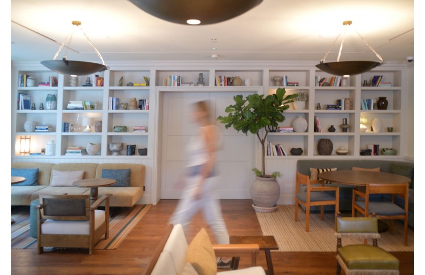 Vases and sculptures of artistic ceramics for hotels